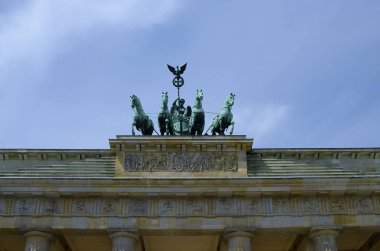Kemerin tepesinde heykeller olan Cinquantenaire Park 'taki Brüksel Kapısı.