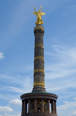 Berlin Siegessaeule ya da üzerinde Zafer Anıtı olan Zafer Sütunu.