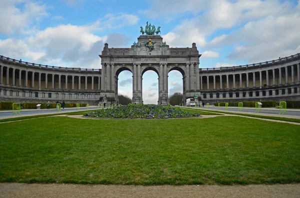 城堡公园的布鲁塞尔门 拱顶上有雕像 — 图库照片