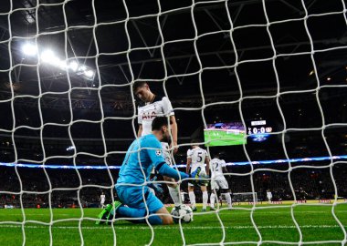 LONDON, ENGLAND - NOVEMBER 2, 2016: Tottenham oyuncuları Wembley Stadyumu 'nda Tottenham Hotspur ve Bayern Leverkusen arasında oynanan UEFA Şampiyonlar Ligi E Grubu maçında kabul edilen gol sonrasında tepki verdiler. Telif Hakkı: Cosmin Iftode / Picstaff