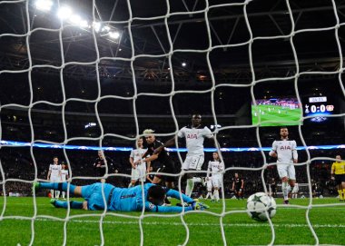 LONDON, ENGLAND - NOVEMBER 2, 2016: Kevin Kampl (C) Wembley Stadyumu 'nda Tottenham Hotspur ve Bayern Leverkusen arasında oynanan UEFA Şampiyonlar Ligi E Grubu maçında gol attı. Telif Hakkı: Cosmin Iftode / Picstaff