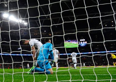 LONDON, ENGLAND - NOVEMBER 2, 2016: Tottenham oyuncuları Wembley Stadyumu 'nda Tottenham Hotspur ve Bayern Leverkusen arasında oynanan UEFA Şampiyonlar Ligi E Grubu maçında kabul edilen gol sonrasında tepki verdiler. Telif Hakkı: Cosmin Iftode / Picstaff