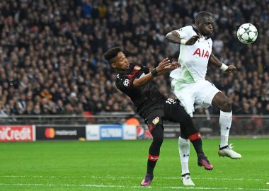 LONDON, ENGLAND - NOVEMBER 2, 2016: Wendell (L) of Leverkusen ve Moussa Sissoko (R) of Tottenham Tottenham 'da Tottenham Hotspur ve Bayern Leverkusen arasında oynanan UEFA Şampiyonlar Ligi E Grubu maçında resmedildi. Telif Hakkı: Cosmin I