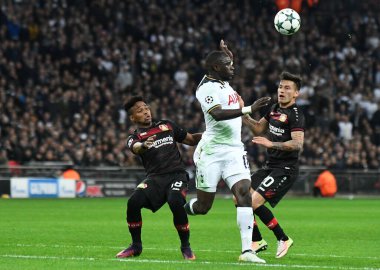 LONDON, ENGLAND - NOVEMBER 2, 2016: Wendell (L) ve Charles Aranguiz (R) of Leverkusen ve Moussa Sissoko (C) Tottenham 'da Tottenham Hotspur ve Bayern Leverkusen arasında oynanan UEFA Şampiyonlar Ligi E Grubu maçı sırasında