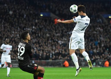 LONDON, ENGLAND - NOVEMBER 2, 2016: Tottenham 'dan Heung-Min Son (R) Tottenham' da Tottenham Hotspur ve Bayern Leverkusen arasında oynanan UEFA Şampiyonlar Ligi E Grubu maçında çekildi. Telif Hakkı: Cosmin Iftode / Picstaff