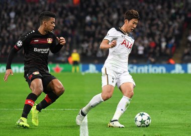 LONDON, ENGLAND - NOVEMBER 2, 2016: Leverkusen 'den Benjamin Henrichs (L) ve Tottenham' dan Heung-min Son (R) Tottenham Hotspur ve Bayern Leverkusen arasında oynanan UEFA Şampiyonlar Ligi E Grubu maçında resmedildi. Telif Hakkı: