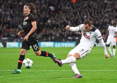 LONDON, ENGLAND - NOVEMBER 2, 2016: Leverkusen 'den Julian Baumgartlinger (L) ve Tottenham' dan Vincent Janssen (R) Tottenham Hotspur ve Bayern Leverkusen arasında oynanan UEFA Şampiyonlar Ligi E Grubu maçında resmedildi. Anlaşıldı.