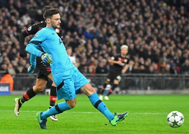 LONDON, ENGLAND - NOVEMBER 2, 2016: Tottenham 'dan Hugo Lloris UEFA Şampiyonlar Ligi E Grubu maçında Tottenham Hotspur ve Bayern Leverkusen arasında Wembley Stadyumu' nda çekilmiştir. Telif Hakkı: Cosmin Iftode / Picstaff