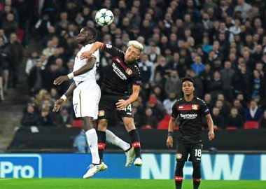 LONDON, ENGLAND - NOVEMBER 2, 2016: Tottenham 'dan Moussa Sissoko (L) ve Leverkusen' den Kevin Kampl (R) Tottenham Hotspur ve Bayern Leverkusen arasında oynanan UEFA Şampiyonlar Ligi E Grubu maçında resmedildi. Telif Hakkı: Kozmik