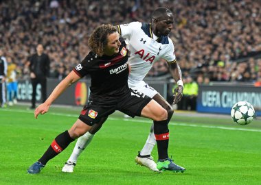 LONDON, ENGLAND - NOVEMBER 2, 2016: Leverkusen 'den Julian Baumgartlinger (L) ve Tottenham' dan Moussa Sissoko (R) Tottenham 'daki Tottenham Hotspur ve Bayern Leverkusen arasında oynanan UEFA Şampiyonlar Ligi E Grubu maçında resmedildi. Kopyala