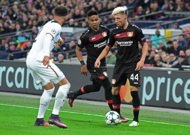 LONDON, ENGLAND - NOVEMBER 2, 2016: Kevin Kampl (R) Wembley Stadyumu 'nda Tottenham Hotspur ve Bayern Leverkusen arasında oynanan UEFA Şampiyonlar Ligi E Grubu maçında çekildi. Telif Hakkı: Cosmin Iftode / Picstaff
