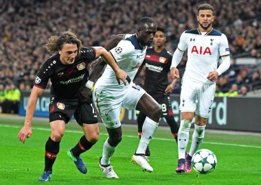 LONDON, ENGLAND - NOVEMBER 2, 2016: Leverkusen 'den Julian Baumgartlinger (L) ve Tottenham' dan Moussa Sissoko (R) Tottenham 'daki Tottenham Hotspur ve Bayern Leverkusen arasında oynanan UEFA Şampiyonlar Ligi E Grubu maçında resmedildi. Kopyala