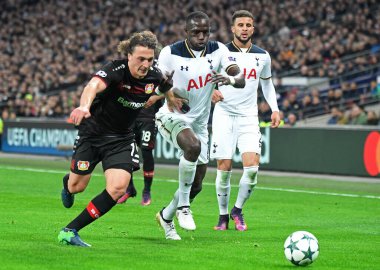 LONDON, ENGLAND - NOVEMBER 2, 2016: Leverkusen 'den Julian Baumgartlinger (L) ve Tottenham' dan Moussa Sissoko (R) Tottenham 'daki Tottenham Hotspur ve Bayern Leverkusen arasında oynanan UEFA Şampiyonlar Ligi E Grubu maçında resmedildi. Kopyala