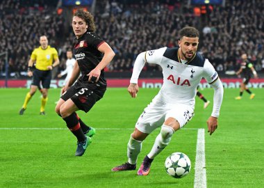 LONDON, ENGLAND - NOVEMBER 2, 2016: Leverkusen 'den Julian Baumgartlinger (L) ve Tottenham' dan Kyle Walker (R) Tottenham Hotspur ve Bayern Leverkusen arasında oynanan UEFA Şampiyonlar Ligi E Grubu maçında resmedildi. Telif Hakkı