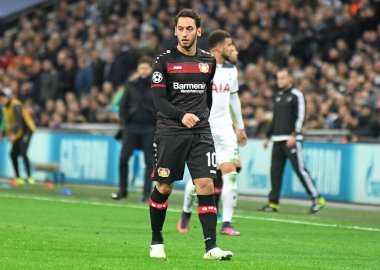 LONDON, ENGLAND - NOVEMBER 2, 2016: Leverkusen 'den Hakan Calhanoğlu, Tottenham Hotspur ile Bayern Leverkusen arasında oynanan UEFA Şampiyonlar Ligi E Grubu maçı sırasında Wembley Stadyumu' nda görüntülendi. Telif Hakkı: Cosmin Iftode / Picstaff