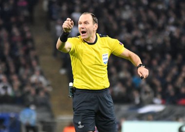 LONDON, ENGLAND - NOVEMBER 2, 2016: İsveçli FIFA hakemi Jonas Eriksson, Tottenham Hotspur ve Bayern Leverkusen arasında oynanan UEFA Şampiyonlar Ligi E Grubu maçında Wembley Stadyumu 'nda çekilmiştir. Telif Hakkı: Cosmin Iftode / Picstaff
