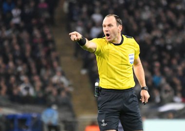 LONDON, ENGLAND - NOVEMBER 2, 2016: İsveçli FIFA hakemi Jonas Eriksson, Tottenham Hotspur ve Bayern Leverkusen arasında oynanan UEFA Şampiyonlar Ligi E Grubu maçında Wembley Stadyumu 'nda çekilmiştir. Telif Hakkı: Cosmin Iftode / Picstaff