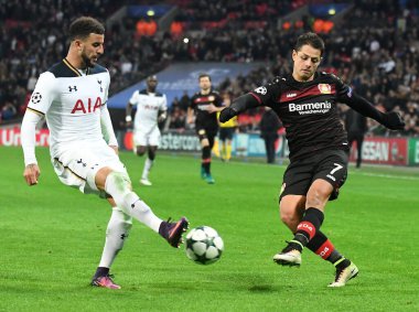 LONDON, ENGLAND - NOVEMBER 2, 2016: Tottenham 'dan Kyle Walker (L) ve Leverkusen' den Javier Hernandez (R) Tottenham Hotspur ile Bayern Leverkusen Stadyumu 'nda oynanan UEFA Şampiyonlar Ligi E Grubu maçında görüntülendi. Telif Hakkı: Ortak