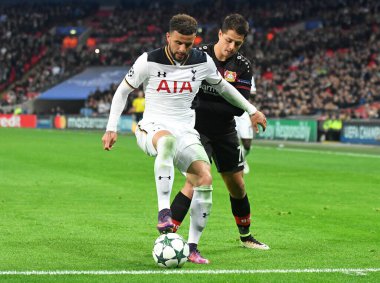 LONDON, ENGLAND - NOVEMBER 2, 2016: Tottenham 'dan Kyle Walker (L) ve Leverkusen' den Javier Hernandez (R) Tottenham Hotspur ile Bayern Leverkusen Stadyumu 'nda oynanan UEFA Şampiyonlar Ligi E Grubu maçında görüntülendi. Telif Hakkı: Ortak
