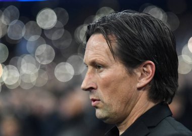 LONDON, ENGLAND - NOVEMBER 2, 2016: Leverkusen baş antrenörü Roger Schmidt, Tottenham Hotspur ile Bayern Leverkusen arasında oynanan UEFA Şampiyonlar Ligi E Grubu maçı öncesinde Wembley Stadyumu 'nda çekilmiştir. Telif Hakkı: Cosmin Iftode / Picstaff