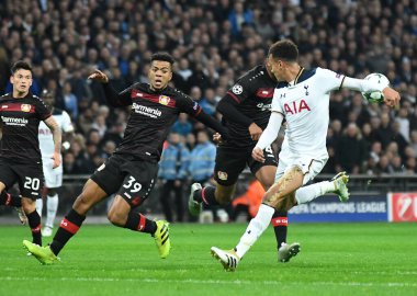 LONDON, ENGLAND - NOVEMBER 2, 2016: Leverkusen 'den Benjamin Henrichs (L) Tottenham Hotspur ve Bayern Leverkusen arasında oynanan UEFA Şampiyonlar Ligi E Grubu maçı sırasında Wembley Stadyumu' nda görüntülendi. Telif Hakkı: Cosmin Iftode / Picstaff