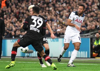 LONDON, ENGLAND - NOVEMBER 2, 2016: Tottenham 'dan Mousa Dembele (R) Tottenham' da Tottenham Hotspur ve Bayern Leverkusen arasında oynanan UEFA Şampiyonlar Ligi E Grubu maçında çekildi. Telif Hakkı: Cosmin Iftode / Picstaff
