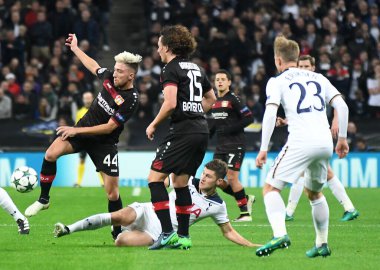 LONDON, ENGLAND - NOVEMBER 2, 2016: Kevin Kampl (L) Wembley Stadyumu 'nda Tottenham Hotspur ve Bayern Leverkusen arasında oynanan UEFA Şampiyonlar Ligi E Grubu maçında çekildi. Telif Hakkı: Cosmin Iftode / Picstaff