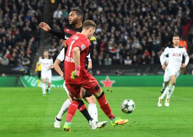 LONDON, ENGLAND - NOVEMBER 2, 2016: Leverkusen 'den Jonathan Tah (L) ve Bernd Leno (R) Tottenham Hotspur ve Bayern Leverkusen arasında oynanan UEFA Şampiyonlar Ligi E Grubu maçı sırasında Wembley Stadyumu' nda görüntülendi. Telif Hakkı: Cosmin Iftode / Picsta