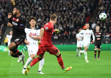 LONDON, ENGLAND - NOVEMBER 2, 2016: Leverkusen 'den Jonathan Tah (L) ve Bernd Leno (R) ve Tottenham' dan Heung-Min Son (C) Tottenham Hotspur ve Bayern Leverkusen arasında oynanan UEFA Şampiyonlar Ligi E Grubu maçı sırasında