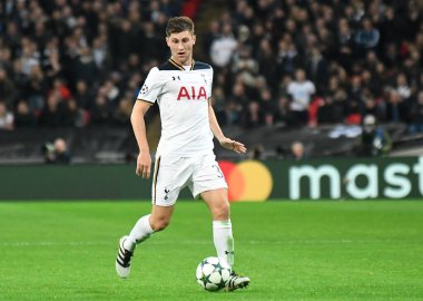 LONDON, ENGLAND - NOVEMBER 2, 2016: Tottenham 'dan Ben Davies UEFA Şampiyonlar Ligi E Grubu maçında Tottenham Hotspur ve Bayern Leverkusen arasında Wembley Stadyumu' nda çekildi. Telif Hakkı: Cosmin Iftode / Picstaff