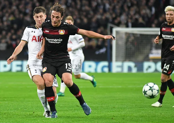 LONDON, ENGLAND - NOVEMBER 2, 2016: Tottenham 'dan Ben Davies (L) ve Leverkusen' den Julian Baumgartlinger (R) Tottenham Hotspur ve Bayern Leverkusen arasında oynanan UEFA Şampiyonlar Ligi E Grubu maçında resmedildi. Telif Hakkı