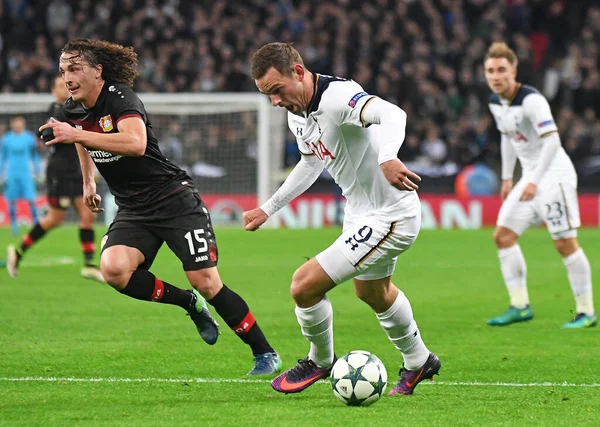 LONDON, ENGLAND - NOVEMBER 2, 2016: Leverkusen 'den Julian Baumgartlinger (L) ve Tottenham' dan Vincent Janssen (R) Tottenham Hotspur ve Bayern Leverkusen arasında oynanan UEFA Şampiyonlar Ligi E Grubu maçında resmedildi. Anlaşıldı.