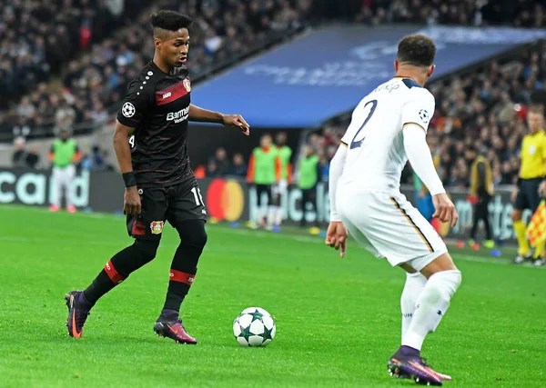 LONDON, ENGLAND - NOVEMBER 2, 2016: Wendell (L) Wembley Stadyumu 'nda Tottenham Hotspur ve Bayern Leverkusen arasında oynanan UEFA Şampiyonlar Ligi E Grubu maçında çekildi. Telif Hakkı: Cosmin Iftode / Picstaff