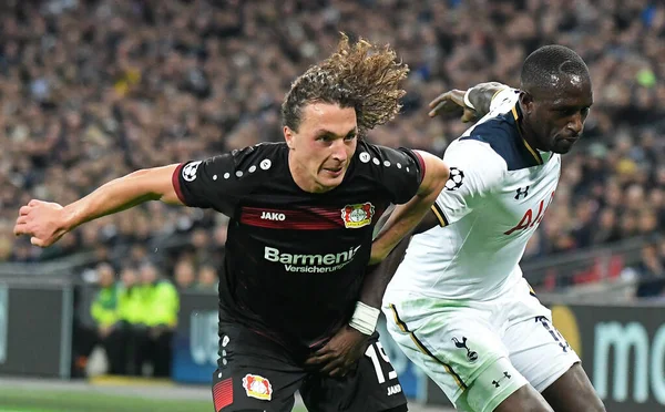 LONDON, ENGLAND - NOVEMBER 2, 2016: Leverkusen 'den Julian Baumgartlinger (L) ve Tottenham' dan Moussa Sissoko (R) Tottenham 'daki Tottenham Hotspur ve Bayern Leverkusen arasında oynanan UEFA Şampiyonlar Ligi E Grubu maçında resmedildi. Kopyala