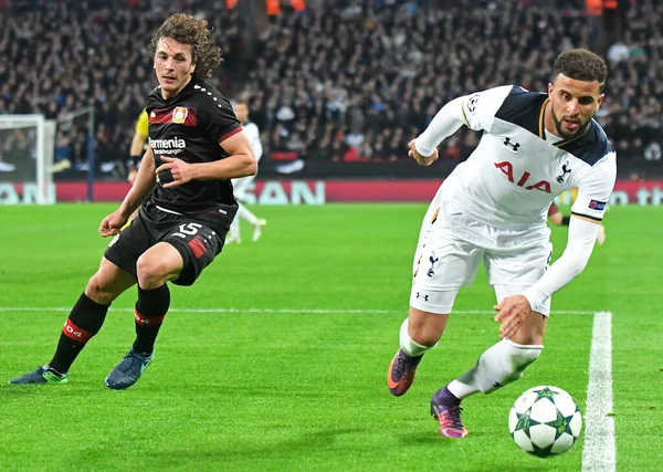 LONDON, ENGLAND - NOVEMBER 2, 2016: Leverkusen 'den Julian Baumgartlinger (L) ve Tottenham' dan Kyle Walker (R) Tottenham Hotspur ve Bayern Leverkusen arasında oynanan UEFA Şampiyonlar Ligi E Grubu maçında resmedildi. Telif Hakkı