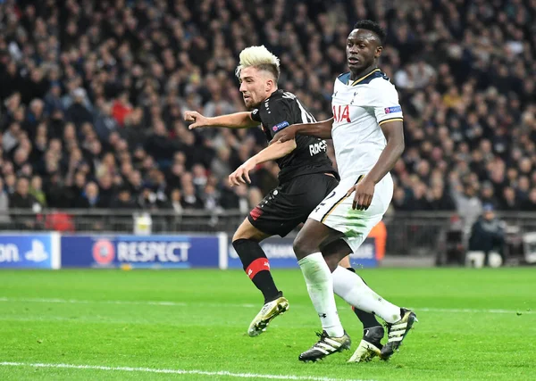 LONDON, ENGLAND - NOVEMBER 2, 2016: Tottenham 'lı Victor Wanyama (R) Leverkusen' li Kevin Kampl (L) Tottenham Hotspur ve Bayern Leverkusen arasında oynanan UEFA Şampiyonlar Ligi E Grubu maçında gol atıyor. Telif Hakkı: C