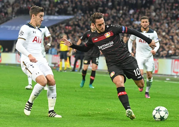 LONDON, ENGLAND - NOVEMBER 2, 2016: Tottenham 'dan Harry Winks (L) ve Leverkusen' den Hakan Calhanoğlu (R) Tottenham Hotspur ve Bayern Leverkusen arasında oynanan UEFA Şampiyonlar Ligi E Grubu maçı sırasında Wembley Stadyumu Telif Hakkı: Cos