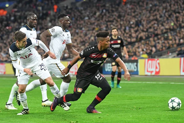 LONDON, ENGLAND - NOVEMBER 2, 2016: Tottenham 'dan Harry Winks (L) ve Leverkusen' den Wendell (R) Tottenham Hotspur ve Bayern Leverkusen arasında oynanan UEFA Şampiyonlar Ligi E Grubu maçında resmedildi. Telif Hakkı: Cosmin Ifto