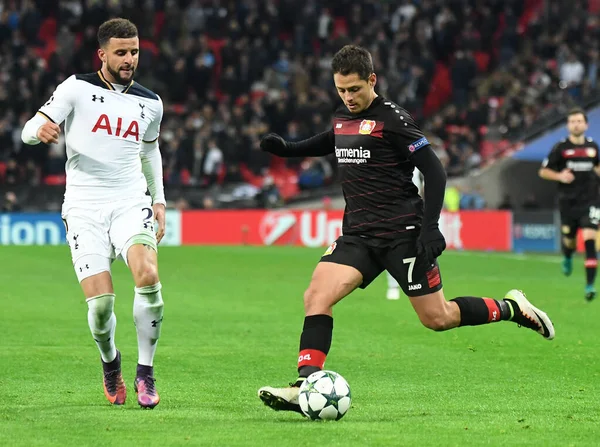 LONDON, ENGLAND - NOVEMBER 2, 2016: Tottenham 'dan Kyle Walker (L) ve Leverkusen' den Javier Hernandez (R) Tottenham Hotspur ile Bayern Leverkusen Stadyumu 'nda oynanan UEFA Şampiyonlar Ligi E Grubu maçında görüntülendi. Telif Hakkı: Ortak