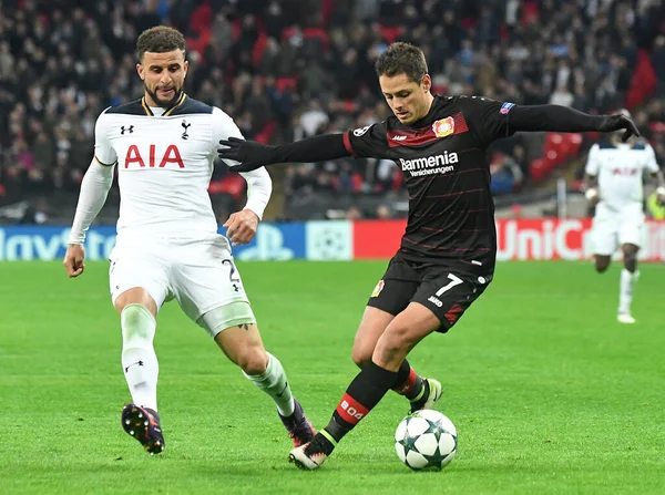 LONDON, ENGLAND - NOVEMBER 2, 2016: Tottenham 'dan Kyle Walker (L) ve Leverkusen' den Javier Hernandez (R) Tottenham Hotspur ile Bayern Leverkusen Stadyumu 'nda oynanan UEFA Şampiyonlar Ligi E Grubu maçında görüntülendi. Telif Hakkı: Ortak