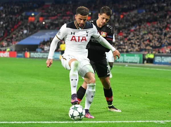 LONDON, ENGLAND - NOVEMBER 2, 2016: Tottenham 'dan Kyle Walker (L) ve Leverkusen' den Javier Hernandez (R) Tottenham Hotspur ile Bayern Leverkusen Stadyumu 'nda oynanan UEFA Şampiyonlar Ligi E Grubu maçında görüntülendi. Telif Hakkı: Ortak