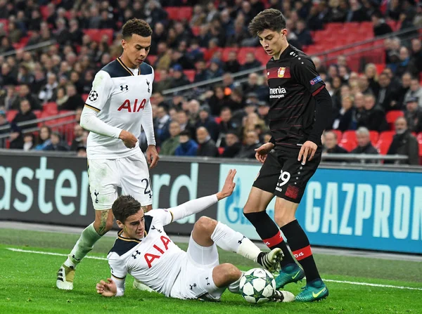 LONDON, ENGLAND - NOVEMBER 2, 2016: Tottenham 'dan Dele Alli (L) ve Harry Winks (C) ve Leverkusen' den Kai Havertz (R) Tottenham Hotspur ve Bayern Leverkusen Stadyumu 'nda oynanan UEFA Şampiyonlar Ligi E Grubu maçı sırasında. 