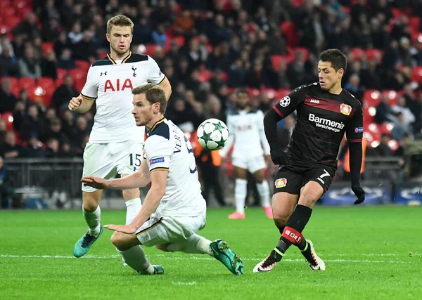LONDON, ENGLAND - NOVEMBER 2, 2016: Leverkusen 'den Javier Hernandez (R) Tottenham Hotspur ve Bayern Leverkusen arasında oynanan UEFA Şampiyonlar Ligi E Grubu maçı sırasında Wembley Stadyumu' nda görüntülendi. Telif Hakkı: Cosmin Iftode / Picstaff