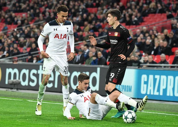 LONDON, ENGLAND - NOVEMBER 2, 2016: Tottenham 'dan Dele Alli (L) ve Harry Winks (C) ve Leverkusen' den Kai Havertz (R) Tottenham Hotspur ve Bayern Leverkusen Stadyumu 'nda oynanan UEFA Şampiyonlar Ligi E Grubu maçı sırasında. 