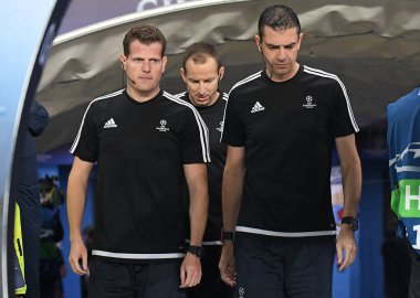 MANCHESTER, ENGLAND - NOVEMBER 1, 2016: Macar FIFA hakemi Viktor Kassai (R) Manchester City ve FC Barcelona arasında oynanan UEFA Şampiyonlar Ligi C Grubu maçı öncesinde Manchester Stadyumu 'nda çekilmiştir. Telif Hakkı: Cosmin Iftode / Picstaff