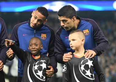 Manchester City ve FC Barcelona arasında oynanan UEFA Şampiyonlar Ligi C Grubu maçı öncesinde Barcelona 'dan Neymar Jr. (L) ve Luis Suarez (R) tarafından çekilmiştir. Telif Hakkı: Cosmin Iftode / Picstaff