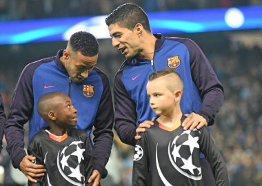 Manchester City ve FC Barcelona arasında oynanan UEFA Şampiyonlar Ligi C Grubu maçı öncesinde Barcelona 'dan Neymar Jr. (L) ve Luis Suarez (R) tarafından çekilmiştir. Telif Hakkı: Cosmin Iftode / Picstaff