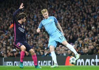 MANCHESTER, ENGLAND - NOVEMBER 1, 2016: Barcelona 'dan Sergi Roberto (R) ve Manchester City of Manchester Stadyumu' nda oynanan UEFA Şampiyonlar Ligi C Grubu maçında Kevin De Bruyne (R) aksiyon halinde görüntülendi. Telif Hakkı: