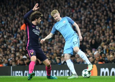 MANCHESTER, ENGLAND - NOVEMBER 1, 2016: Barcelona 'dan Sergi Roberto (R) ve Manchester City of Manchester Stadyumu' nda oynanan UEFA Şampiyonlar Ligi C Grubu maçında Kevin De Bruyne (R) aksiyon halinde görüntülendi. Telif Hakkı: