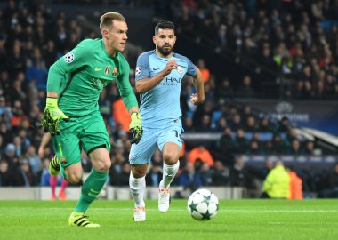 MANCHESTER, ENGLAND - NOVEMBER 1, 2016: Marc-Andre ter Stegen (L) Barcelona ve Sergio Aguero (R) Manchester City ile FC Barcelona City of Manchester Stadyumu 'nda oynanan UEFA Şampiyonlar Ligi C Grubu maçında görüntülendi. Anlaşıldı.